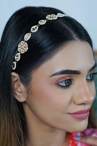 Maang Tika Hairstyle Open Hair, Matha Patti Hairstyles Simple, Sheesh Patti, Matha Patti Hairstyles, Baby Shower Hairstyles, Sheesh Phool, Hollywood Glam Hair, Jeweled Hair Accessories, Decorative Hair Pins