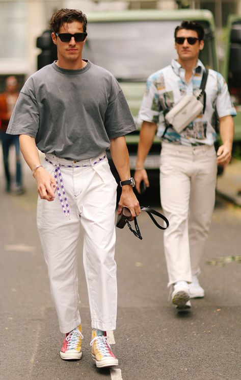 Anonymous #white #footwear #clothing #fashion #streetfashion #jeans #eyewear #sunglasses #snapshot #walking White Trousers Outfit Men, White Trousers Outfit, Trousers Outfit Men, Men's Street Style Photography, Pants For Summer, London Fashion Week Mens, Jeans Outfit Men, White Jeans Men, White Trousers