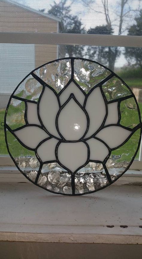 Glass Painting Patterns, Mosaic Pots, Glass Window Art, Mosaic Art Projects, Mosaic Stained, Leaf Stencil, Stained Glass Paint, Stained Glass Decor, Stained Glass Flowers