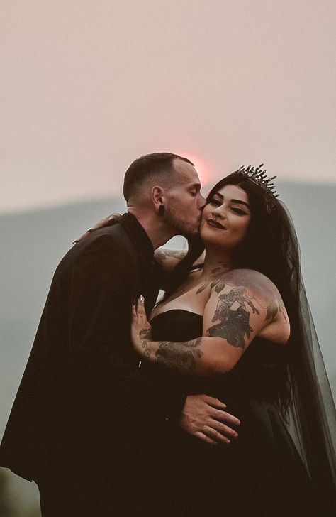 Alternative Engagement Photos, Gothic Bridesmaids, Black Wedding Photos, Gothic Wedding Decorations, Classic Goth, Hispanic Wedding, Alternative Wedding Inspiration, Goth Bride, Dark Fairytale