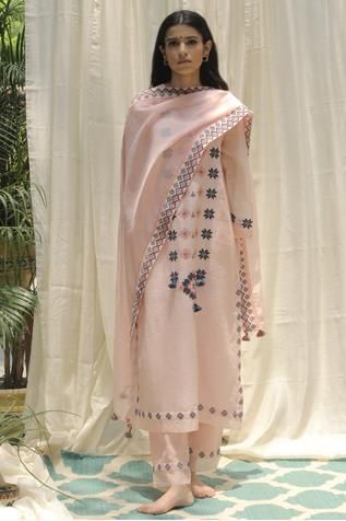 Shop for Shivani Bhargava Pink Chanderi Dupatta for Women Online at Aza Fashions Embroidery Kurta, Easy Clothing, Designer Kurti Patterns, Casual Indian Fashion, Kurta Neck Design, Beautiful Pakistani Dresses, Kurti Designs Party Wear, Kurta Designs Women, Embroidery Suits Design