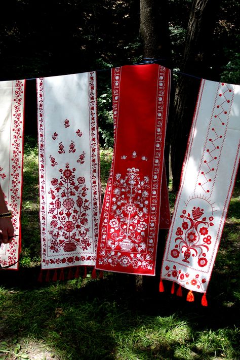 Rushnyk - Ukrainian embroidered and woven ritual cloth. Ukrainian Wedding Rushnyk, Ukranian Folk Embroidery Patterns, Ukrainian Wedding Aesthetic, Rushnyk Pattern, Ukrainian Embroidery Patterns, Ukrainian Decor, Ukranian Embroidery, Slavic Pattern, Ukrainian Folklore