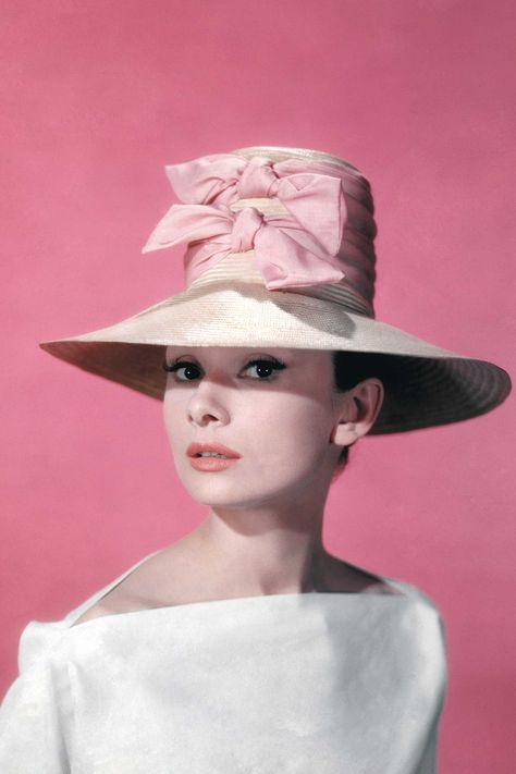 The 44 Most Glamorous Photos of Audrey Hepburn - Cosmopolitan.com Richard Avedon, Audrey Hepburn Outfit, Klasik Hollywood, Audrey Hepburn Photos, Audrey Hepburn Style, Hepburn Style, Katharine Hepburn, Foto Vintage, Funny Face