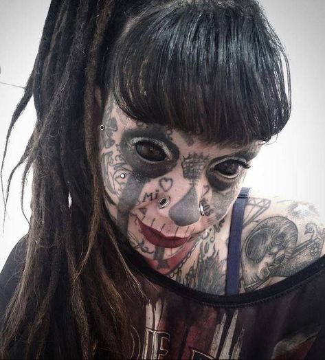 32 Women who might be out of their minds. - Wtf Gallery Tattoo Girls, Body Modification Piercings, Face Tattoos For Women, Girl Face Tattoo, Tattoo Hals, Facial Tattoos, Fun Photos, Face Tattoos, Head Tattoos