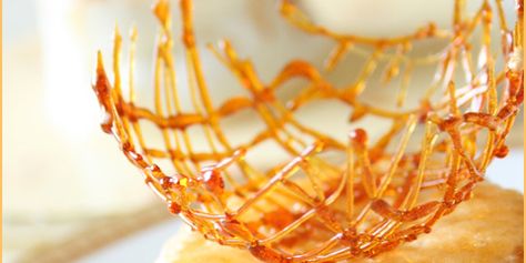 Caramel Decoration Cake, Spun Sugar Decoration, Caramel Cake Decoration, Chocolate Drizzle Cake, Caramel Drip Cake, Baking Tricks, Sugar Decorations For Cakes, Halloween Cakes Easy, Caramel Mud Cake