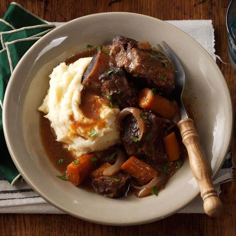 Slow-Cooker Short Ribs Pressure Cooker Short Ribs, Cooking Short Ribs, Short Ribs Slow Cooker, Beef Short Rib Recipes, Short Ribs Recipe, Beef Bourguignon, Braised Short Ribs, Ras El Hanout, Best Slow Cooker