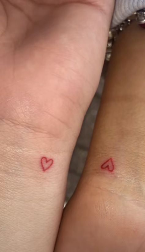 Herz Tattoo Klein, Matching Friend Tattoos, Tiny Heart Tattoos, Bestie Tattoo, Herz Tattoo, Petite Tattoos, Cute Little Tattoos, Bff Tattoos, Cute Tiny Tattoos