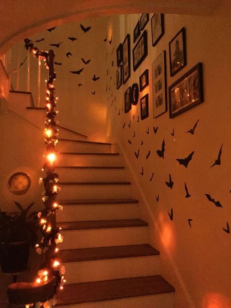 Halloween Staircase Decorated with paper bats and orange lights Halloween Pauroso, Läskig Halloween, Diy Halloween Dekoration, Halloween Decor Diy, Casa Halloween, Casual Halloween, Halloween House Party, Diy Halloween Decor, Adornos Halloween