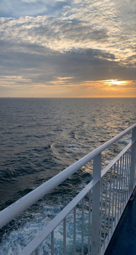 Ship Wallpaper Sea, Cruise Ship Wallpaper, Kapal Feri, Cruise Aesthetic, Cruise Pics, Ship Wallpaper, Cruise Photography, French Trip, Pretty Sunsets