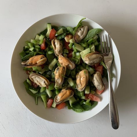 Quick Mussel Salad Fish Salad, Mussel Salad, Salad At Home, Simple Lunch, Salad Leaves, 2000 Calories, Spinach Salad, Easy Lunches, How To Squeeze Lemons