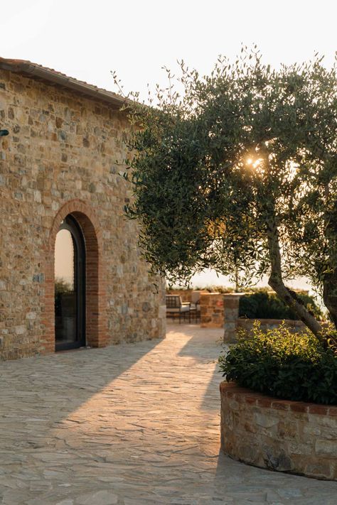 A rustic-chic reatreat offering an authentic and relaxed Tuscan experience Vineyard Home Aesthetic, Tuscany House Exterior Tuscan Style, Tuscan Driveway, Italian House Exterior Tuscan Style, Tuscan House Interior, Tuscan Villa Exterior, Tuscan Aesthetic, Tuscany Architecture, Tuscan Interior Design