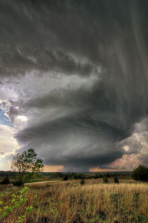 6. This supercell is Woodward depicts an Oklahoma storm ridden sky. Storm Photography, Supercell Thunderstorm, Storm Pictures, Storm Chasing, Matka Natura, Wild Weather, Lightning Storm, Weather Photos, Perfect Storm