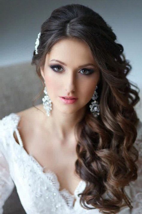 Hair to one side #weddinghairstylesforlonghair Side Swept Curls, Side Curls, Wedding Hair Side, Wavy Wedding Hair, Side Swept Hairstyles, Curly Wedding Hair, Side Hairstyles, 2015 Hairstyles, Trendy Wedding Hairstyles