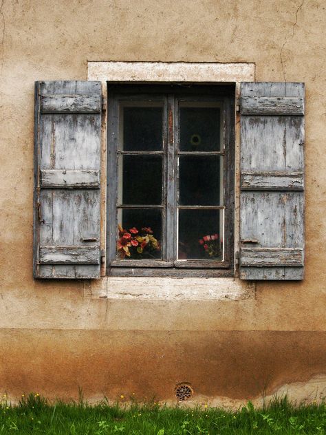 pictures of open windows | Don't sleep with that window open over your head!" Open Shutters, Window Photography, Window Architecture, Old Shutters, Porch Steps, Cool Doors, Wood Shutters, Cottage Art, Vintage Windows