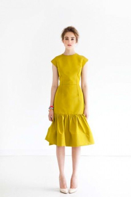 Stunning chartreuse. Kate Ermilio. Katie Ermilio, Gaun Koktail, Style Inspiration Casual, Dress With Ruffles, Komplette Outfits, Mode Inspiration, Trendy Dresses, Look Chic, Mode Outfits