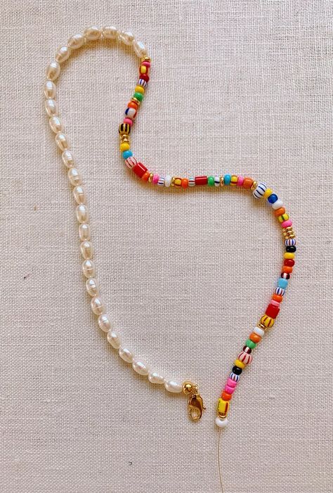 Different Beads Necklace, Diy Jewelry Inspiration Necklaces, Embroidery Thread Necklace Diy, Beads Necklace Ideas Aesthetic, Simple Diy Necklaces Ideas, How To Bead Necklace, Fun Necklaces To Make, Necklace Making Ideas Inspiration, Jewellery Beads Ideas