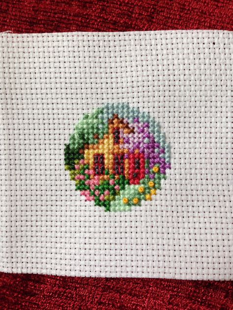 Cross Stitch Designs For Beginners, Cross Stitch Tiny Flowers, Cross Stitch Pattern Flower, Small Cross Stitch Designs, Cross Stitch Patterns Mini, Cross Stitch Patterns Simple, Cross Stitch Small Pattern, Cross Stitch Pixel Art, Tiny Cross Stitch Flowers