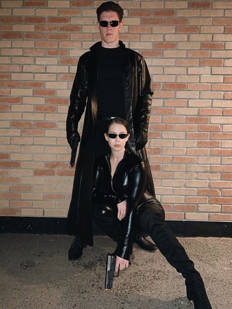 Matrix Neo and Trinity Halloween costume #halloween #matrix #neocostume #trinitycostume #couple #couplescostume Kostum Halloween, Kostuum Halloween, Unique Couple Halloween Costumes, Duo Costumes, Couples Halloween Outfits, Hot Halloween Outfits, Duo Halloween Costumes, Halloween Coustumes, Haloween Costumes