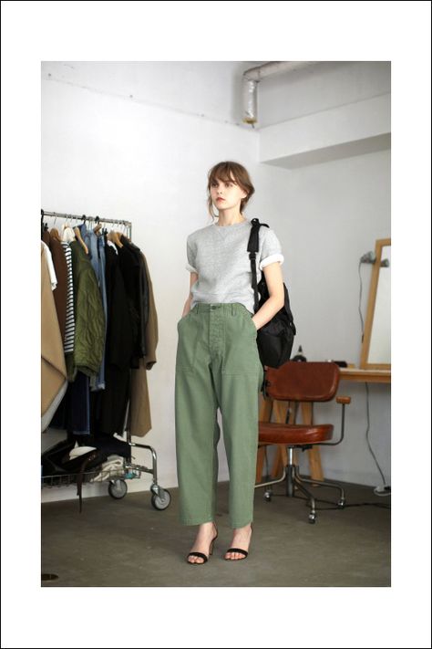 This Casual Chic Look Has Major Back-To-School Vibes Work Wardrobe, Summer Work Outfits, Women Trousers, Colorful Minimalist Fashion, Kain Linen, Stylish Summer Outfits, Stil Inspiration, Cooler Look, Women Pants