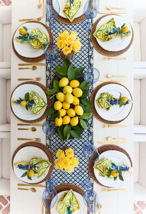 13 Pretty Summer Tablescape Ideas. Discover summer table decor ideas as inspiration for your summer entertaining. Create a new table look with these ideas for place settings and centerpieces. Learn how to combine color and patterns for maximum table attire. Lemon Table Decor, Lemon Themed Party, Tanaman Indoor, Usa Wedding, Summer Table Decorations, Summer Table Settings, Decoration Evenementielle, Tafel Decor, Deco Champetre