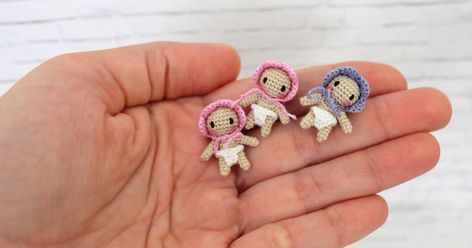 I love miniatures. They are so cute and fun to make. And these tiny babies have become a favorite of mine. Since a lot of people have as... Crochet Mignon, Foundation Single Crochet, Crochet Dolls Free Patterns, Crochet Mouse, Tiny Dolls, Crochet Doll Pattern, Crochet Baby Patterns, Crochet Gifts, Crochet Patterns Amigurumi