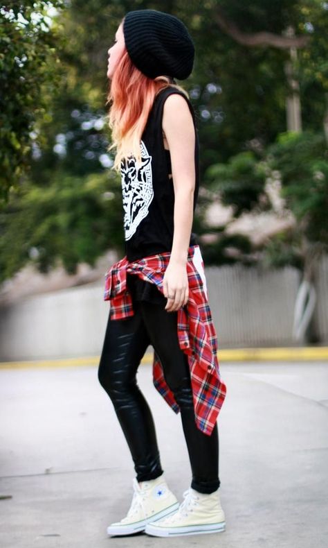 Rock design tank top, checked shirt, skinny jeans, converse and slouchy beanie. Cute Tomboy Style, Stile Punk Rock, Mode Teenager, Teen Vogue Fashion, Look Grunge, Scene Girl, Punk Looks, Mode Punk, Punk Rock Outfits