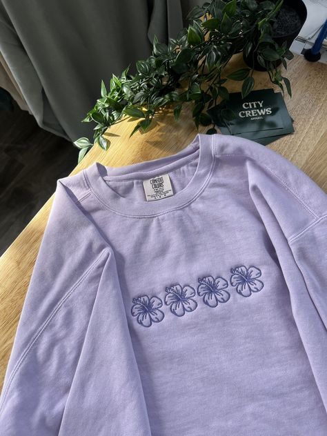 Hibiscus Embroidered Sweatshirt, Beach Crewneck, Spring Sweatshirt, Hibiscus Sweatshirt, Cute beach sweatshirt, beach sweater Comfort Colors Crewneck, Comfort Colors Embroidered, Cute Crewneck Sweatshirt Design, Flower Design Clothes, Cute Sweatshirts Cricut, Cute Crew Neck Sweatshirts, Sweater Ideas Design, Crewneck Design Ideas Cricut, Embroidery Clothing Designs