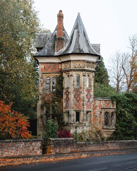 Victorian Mystical House As you enter Leigh village in Kent Victorian House Exterior Uk, Victorian Gothic House Exterior, Victorian House Uk, English House Exterior, Mystical House, Victorian Homes Exterior, Old Victorian House, Storybook House, Victorian Village