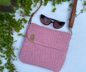 Summer Sweet Crossbody - A Knotty Habit Designs Free Crochet Crossbody Purse Patterns, Crochet Crossbody Bag Pattern, Cross Body Bag Pattern Free, Crochet Crossbody Purse, Celtic Knot Crochet, Crossbody Purse Patterns, Crochet Crossbody Bag, Cross Body Bag Pattern, Crochet Bodies