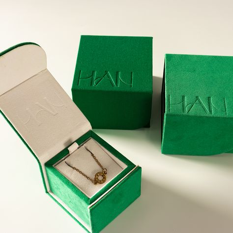 Chanel Jewelry Packaging, Luxury Packaging Design Jewelry, Black Jewelry Packaging, Jewelry Box Packaging Ideas, Ring Packaging Ideas, Necklace Packaging Ideas, Jewelry Packaging Design Inspiration, Unique Jewelry Packaging, Jewelry Card Design