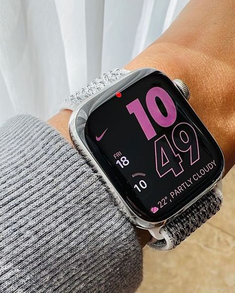 Apple Watch Mom on Instagram: "You can never go wrong with the Nike Digital Face - Still wearing the Summit White/Black - Nike Sport Loop/Just Do It" Apple Watch Nike Sport Loop, Aesthetic Apple Watch Face, Black Apple Watch Aesthetic, Cute Apple Watch Faces, Apple Watch Faces Aesthetic, Sport Watches Women, Nike Apple Watch, Apple Watch Aesthetic, Apple Watch Black