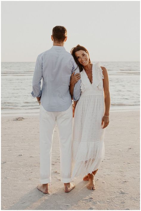 Posing For Engagement Photos, Engagement Pics On Beach, Anniversary Pictures On The Beach, Engagement Pictures At The Beach, Cancun Engagement Photos, Golden Hour Beach Couple Photoshoot, Beach Photo Session Couple, Engagement Shoot Outfit Beach, St Pete Engagement Photos