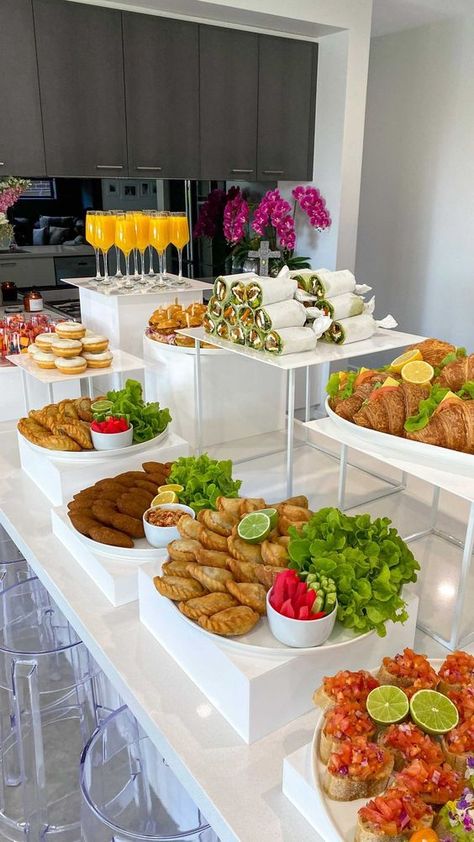 Food Set Up, Catering Food Displays, Fest Mad, Decorações Com Comidas, Catering Ideas Food, Party Food Buffet, Party Food Platters, Läcker Mat, حلويات صحية