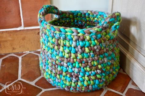 Chunky Floor Basket - Colorful Christine Amigurumi Patterns, Crochet Basket With Handles, Floor Basket, Chunky Yarn Crochet, Floor Baskets, Yarn Basket, Crochet Storage Baskets, Crochet Basket Pattern Free, Basket Crochet