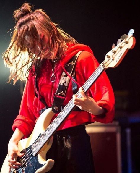 Tomomi Ogawa Bass Player Reference, Electric Guitar Pose, Rock Roll Outfit, Cogan Indo, Anatomy Poses, Fashion Tops Blouse, Dynamic Poses, Bass Player, Cool Poses