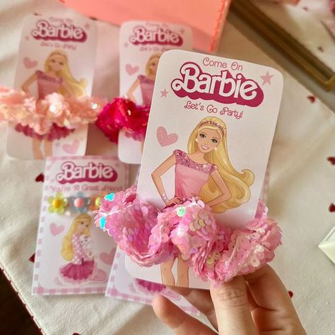 DIY Barbie Birthday Favors Diy Barbie Valentines, Barbie Party Favors Ideas, 4th Birthday Barbie Party Decor, Barbie Birthday Favor Ideas, Barbie Birthday Diy Decorations, Barbie Party Bags Ideas, Kid Barbie Birthday Party, Diy Barbie Party Favors, Birthday Theme Barbie