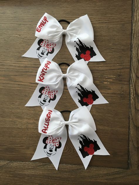 Disney personalized family hair bows Custom Hair Bows, Personalized Hair Bows, Vinil Textil Ideas, Disney Cheer Bows, Cricut Bows, Disney Personalized, Easy Hair Bows, Anna Victoria, Disney Hair Bows