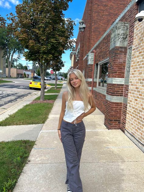 Cute Casual Instagram Pictures, Fit Pics Poses, Blonde Outfit Aesthetic, Blonde Girl Outfits Aesthetic, Spring Fits Aesthetic Casual, Clothes For Blondes, Full Outfit Poses, Outfits New York Summer, Outfit Ideas Blonde Hair