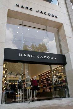 Pin en sign Commercial Aesthetic, Marc Jacobs Store, Commercial Design Exterior, Retail Facade, Eksterior Modern, Clothing Store Interior, Shop Facade, Store Design Boutique, Storefront Design