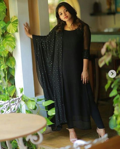 Black Churidar Designs Party Wear, Black Long Dress Indian Style, Black Churidar Designs, Shifon Kurti Pattern, Chiffon Churidar, Black Churidar, Churidhar Designs, Chudidar Designs, Designer Anarkali Dresses