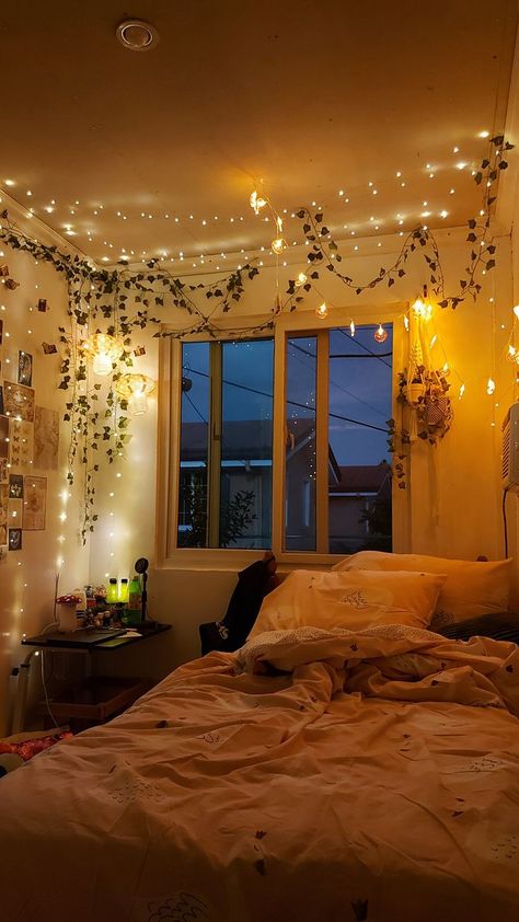 A comfy looking, aesthetic bedroom, with fairy lights and vines along the ceiling and walls. Perfect sleep room for teenagers. Ambient Lights Bedroom, Fairycore Room Ideas, Bedroom Fairycore, Bedroom Feminine, Bedroom Moody, Fairycore Decor, Fairy Lights Room, Fairycore Room, Cozy Bedroom Lighting