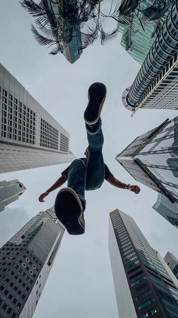 Andy Yong on Instagram: "Photo tip for a creative photo with skyscrapers! Here’s how to turn a boring shot into an action shot! 📸 -> Use your wide angle lens for the most impactful composition -> Place your phone Face Down and set a 10s timer -> Get up on a short ledge or bench and get ready to jump over your phone -> Watch the light near your camera and jump when it starts blinking fast! -> Apply a preset to finish off your photo with an Instagram worthy edit! . #phototips #mobilephotog Photo From Down Angle, Odd Perspective Photography, Camera Shots Ideas, Unique Angles Photography, Cool Camera Angles, Camera Poses Ideas Angles, Unique Camera Angles, Action Photography Ideas, Dynamic Camera Angles