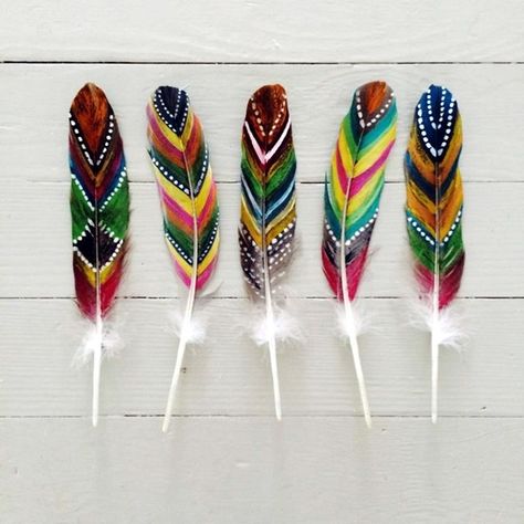 An Amazing Hobby Of Painted Feathers (40 Examples) - Bored Art Diy Artwork, Native American Art, Boho Styl, Painted Hearts, Feather Crafts, Feather Painting, Feather Art, Dreamcatchers, Nature Crafts