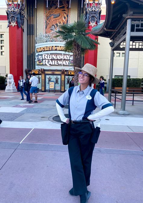 Disney world cast member dcp Disney University, Disneyland Cast Member Costumes, Disney Cast Member Aesthetic, Disney World Cast Member, Subtle Cosplay, Job Dream, Runaway Railway, Disney World Aesthetic, Life After High School