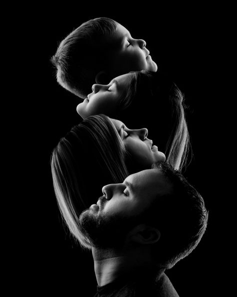 Family Photography Ideas Studio, Photoshop Family Pictures, Black And White Photoshoot Family, Black White Family Photos, Shooting Famille Studio, Family Black And White Photos, Family Photoshoot Black And White, Black And White Family Photoshoot, Family Photo Studio Ideas