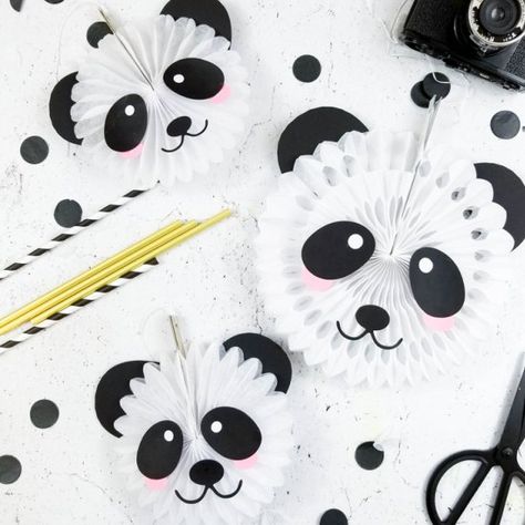 Create these adorable panda bear fans for your next party, using these FREE cut files! Pandas, Panda Party Decorations Diy, Panda Crafts, Diy Birthday Crafts, Panda Craft, Panda Baby Showers, Panda Stuff, Panda Birthday Party, Panda Baby