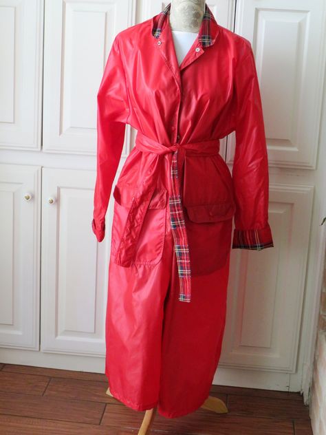 Red Rain Coat Outfit, Red Raincoat, Raincoat Outfit, Red Rain, Red Belt, Vintage Clothes Women, Belted Trench Coat, Raincoats For Women, Red Tartan