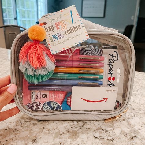 Teacher Survival Kit Gift Ideas, Cute Gift Ideas For Teachers, Teachers Gift Basket Ideas, Good Teacher Appreciation Gifts, Secret Teacher Gift Ideas, Appreciation Teacher Gifts Ideas, Teacher Basket Gift Ideas, First Week Of School Gifts For Teachers, Gift For New Teacher