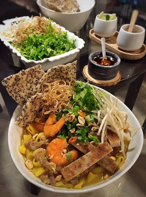 The Spices Of Life . . .: Mì Quảng (Quang Style Noodle with Pork and Shrimps) Japanese Rice Cooker, Bar Restaurant Design, South Korean Food, Vietnamese Noodles, Asian Noodle Recipes, Viet Food, Asian Street Food, Design Café, Perfect Rice