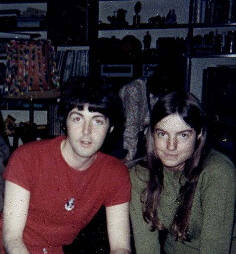 Ann Savoy, Paul McCartney, St. John’s Wood, 1967 .. she knocked on Paul's door, and along with her friend.. was surprised when he invited them to come in and hang out..! Paul Mccartney 90s, 60s Outfits, The Quarrymen, Paul Mccartney And Wings, Salt And Pepper Hair, Bug Boy, Hey Jude, She Loves You, I Still Love Him